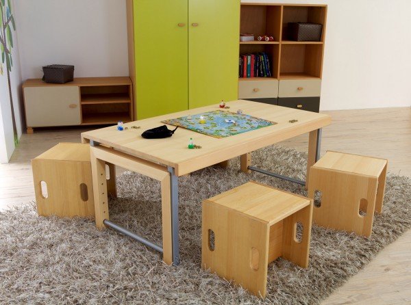 Den Ziggy kann man auch als Spieltisch nutzen. Er kann sehr niedrig eingestellt werden. (ab 50cm).
