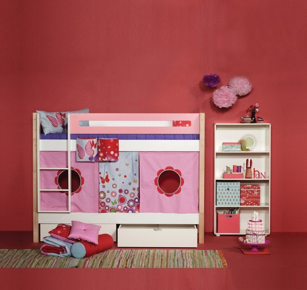 Etagenbett in weiß/natur mit Designer-Absturzsicherung "Rahmen" rosa, Bettkastenset und Regal