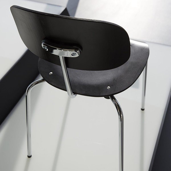 Der S118 Stuhl in Buche schwarz, gebeizt