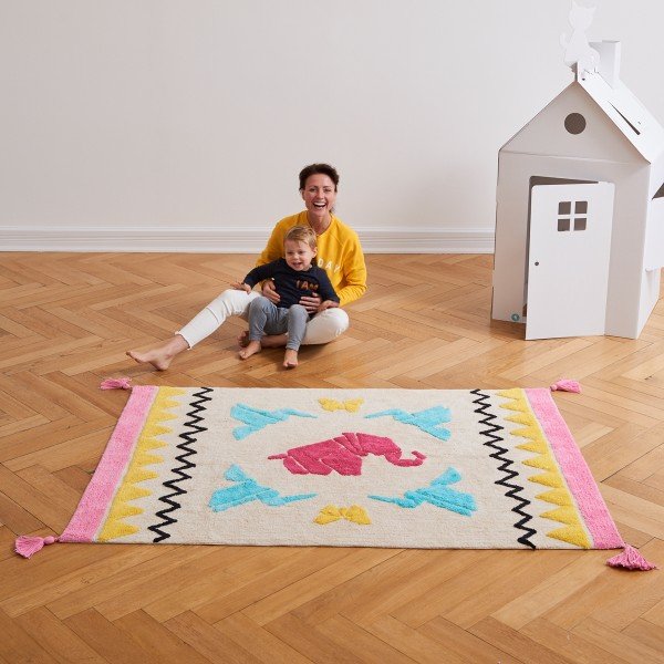 Teppich mit abgebildeten Origamifiguren