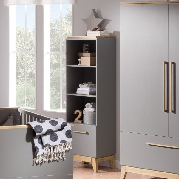 Das kleine Standregal Sten ist ideal für Spielzeug oder Babybekleidung.