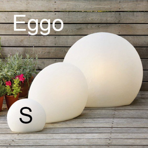 Schmale weiße Bodenleuchte Eggo S, nur 25cm hoch und mit einem Durchmesser von ca. 30cm.