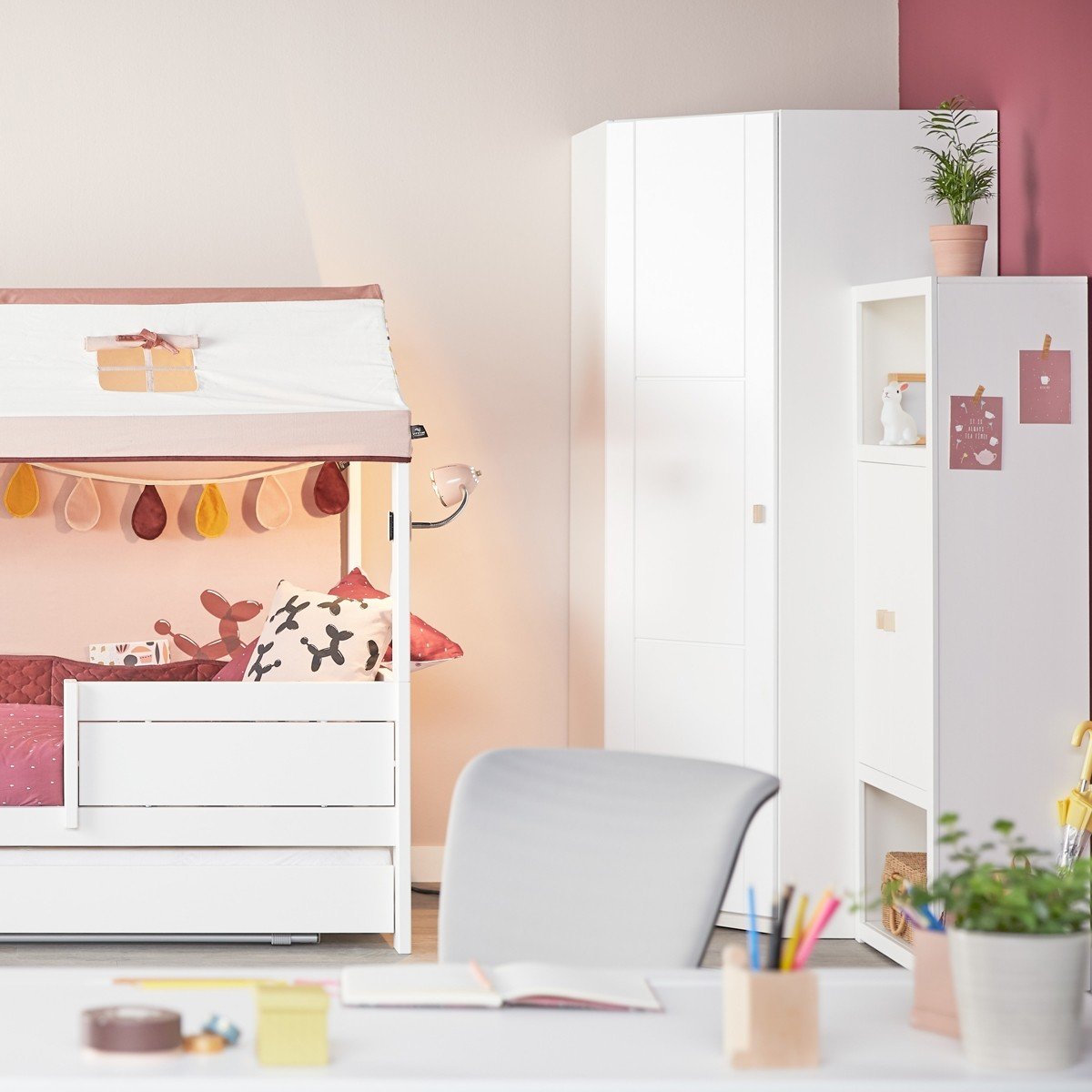 Lifetime: Weißer Eckkleiderschrank mit Drehtüren aus dem ...