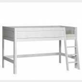 Halbhohes Bett in whitewash mit Rollrost, schräge Leiter