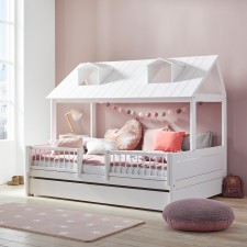 Extrabreites Strandhausbett von Lifetime. Hier haben sogar zwei Personen Platz.