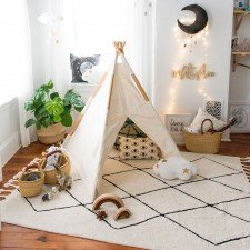 Zeit zum Spielen, Toben, Kuscheln auf einem Teppich von Lorena Canals