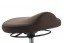 Der Pendelhocker 1101 hat einen ergonomisch geformten Sitz und eine Ringauslösung für die Höhenverstellung.