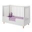 Manis-h Kinderbett in 60 x 120 mit offenem Giebel, Beispiel als Juniorbett mit Absturzsicherungen und Leiter