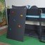 Die Kletterwand ist in vielen Farben bestellbar und kann seitlich oder frontal montiert werden.