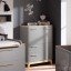 Das schmale Highboard passt super in kleine Ecken.