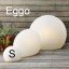 Schmale weiße Bodenleuchte Eggo S, nur 25cm hoch und mit einem Durchmesser von ca. 30cm.