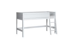 Halbhohes Bett in deckend weiß mit Rollrost, schräge Leiter